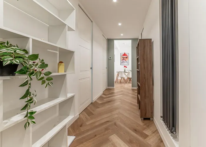 Naomi's Flat - Metro Mirti Apartmán *